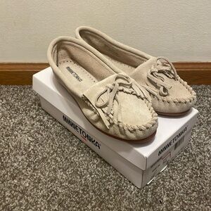 Minnetonka Kilty Women’s moccasin color stone size 8 EUC